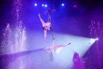 Gran Circo de Navidad de Girona sobre Agua Duo Pisarev - trapecio dentro de las fuentes